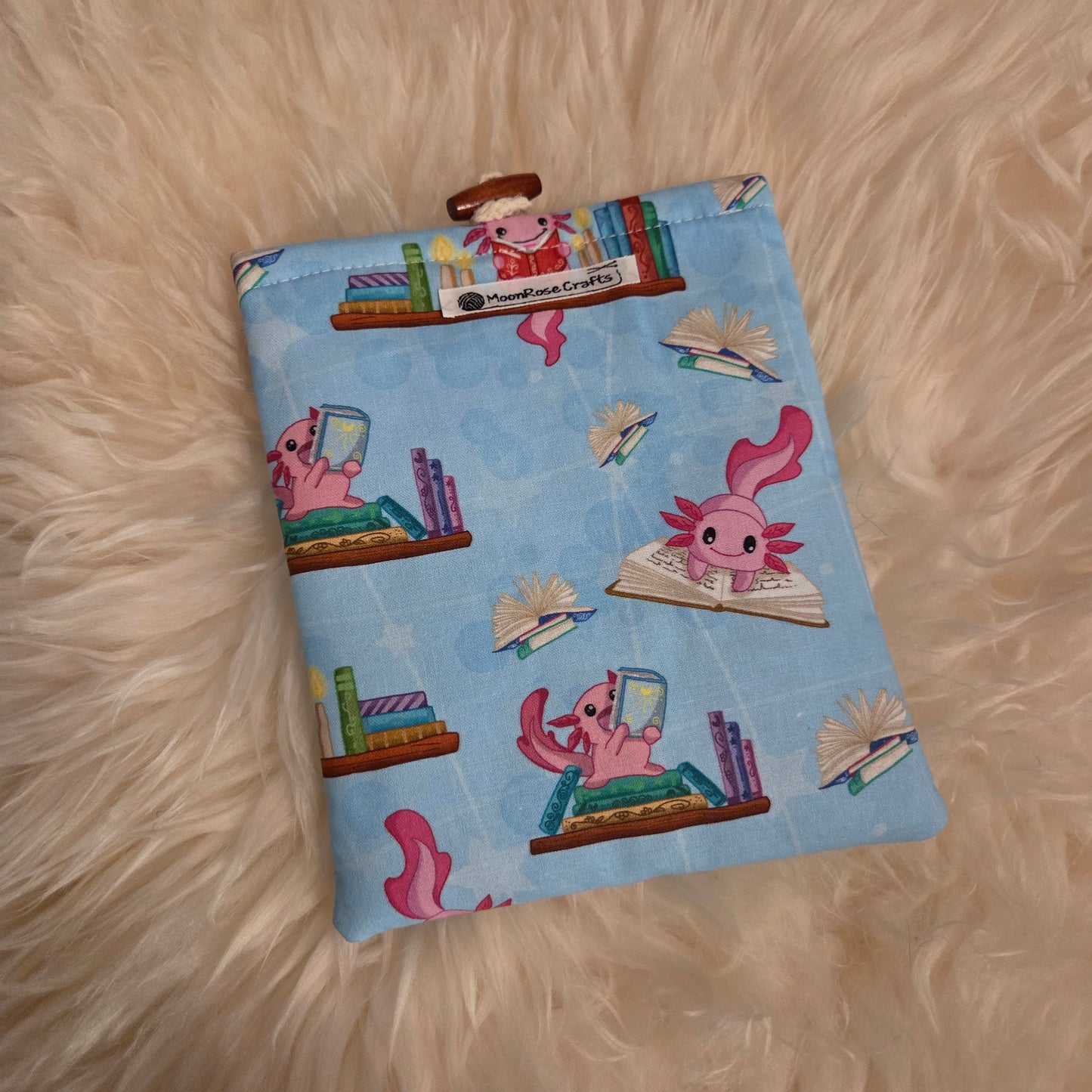 Sleeve Axolotl bookshelf E-Reader
