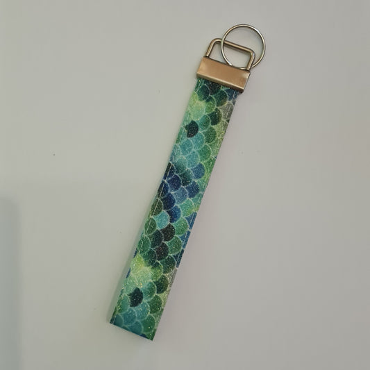 Wristlet scales green