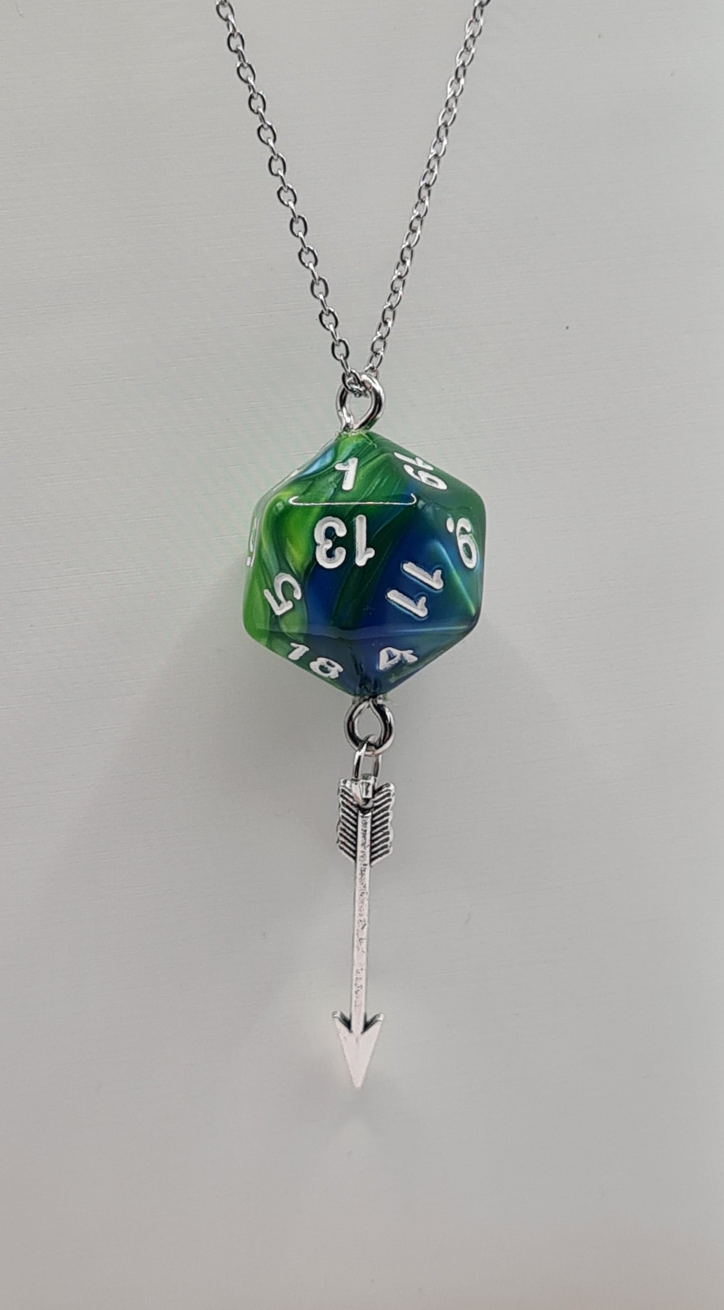 Necklace D20 blue/green arrow