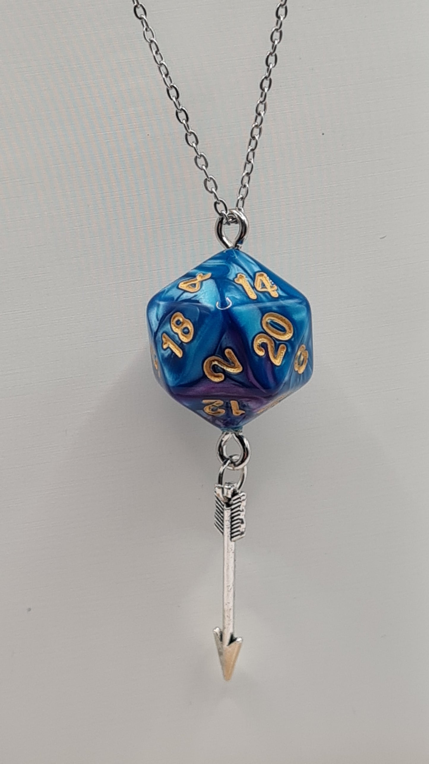 Necklace D20 blue/obergine arrow