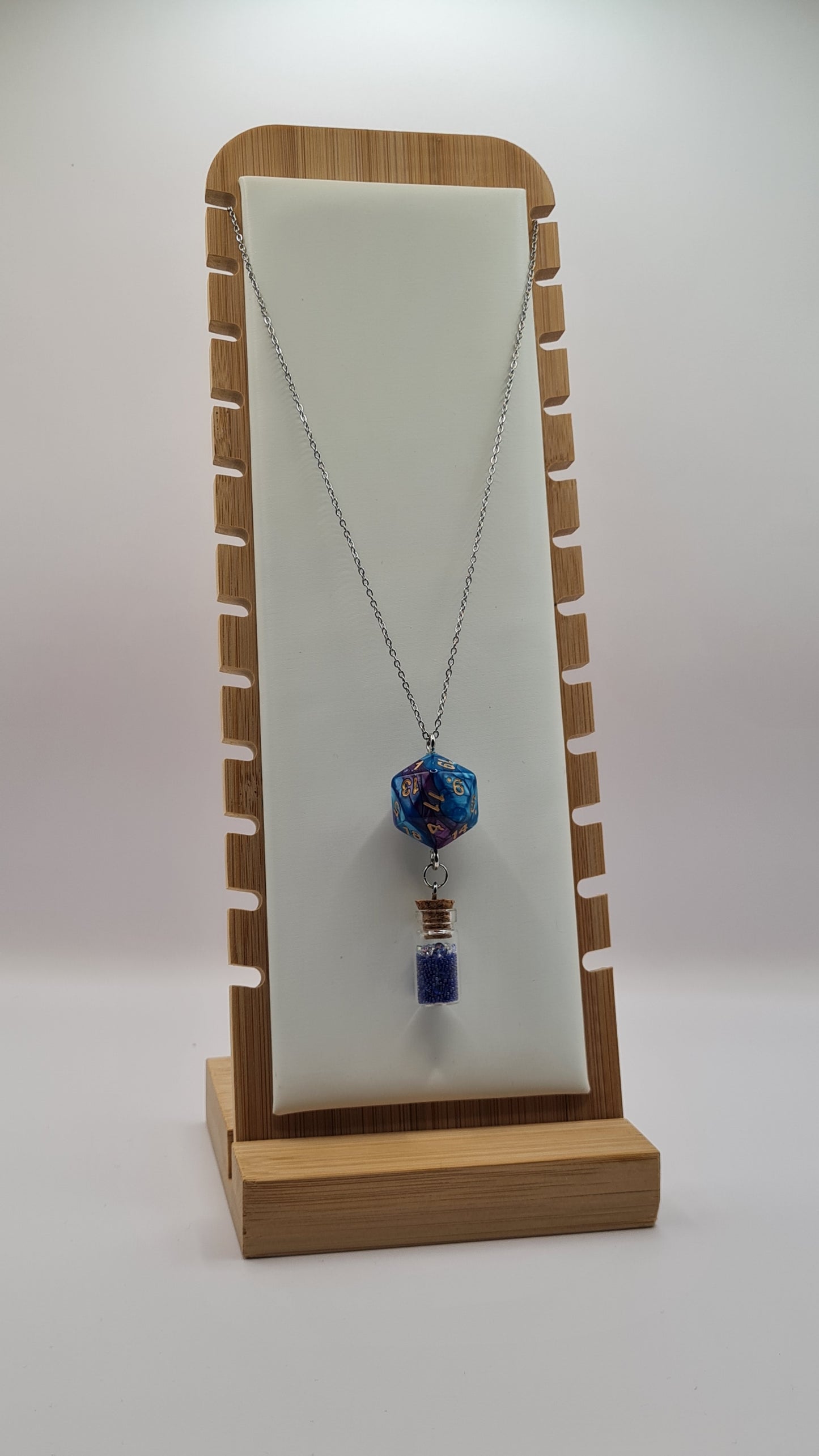 Necklace D20 blue/obergine potion