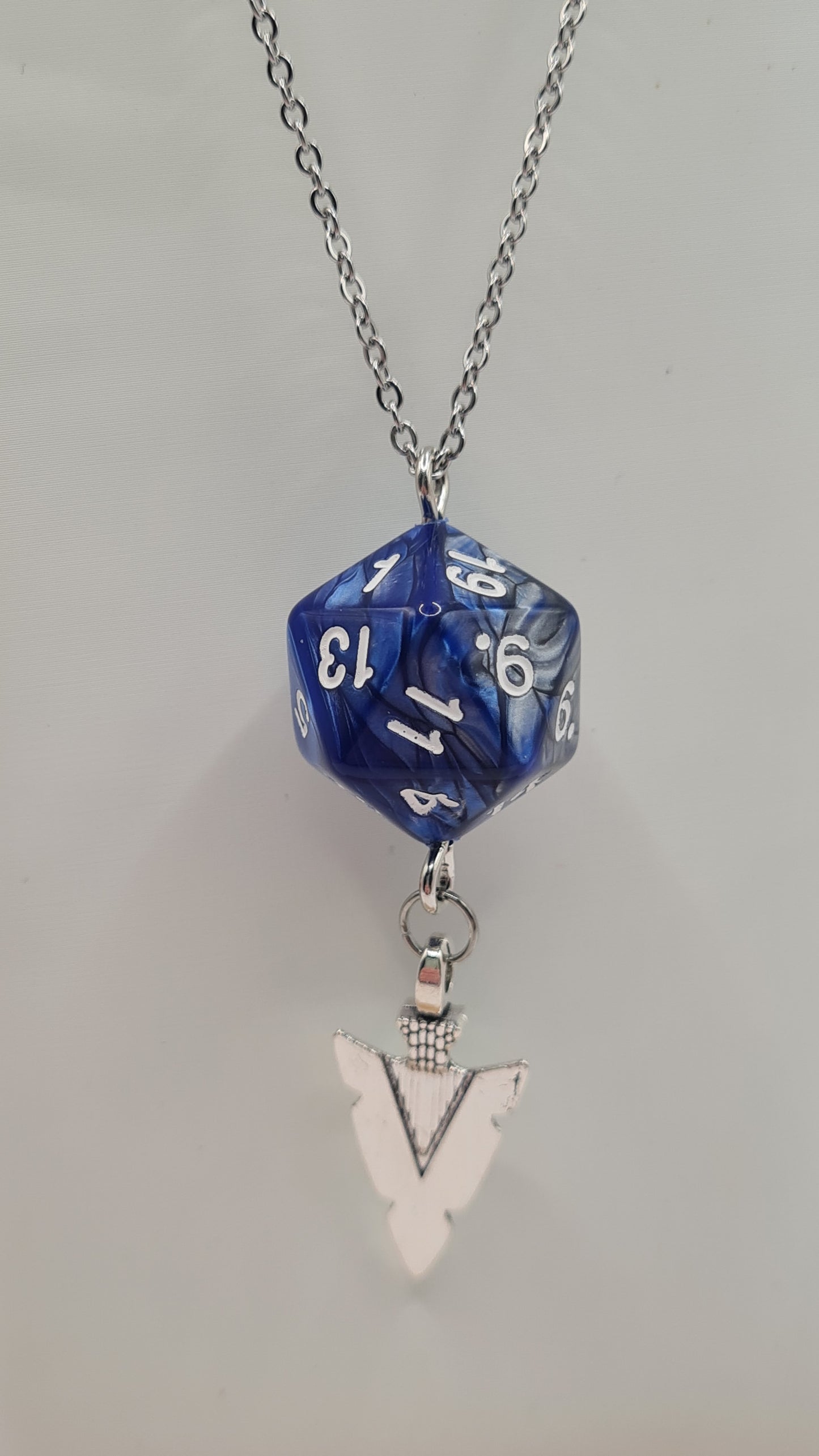 Necklace D20 blue/grey spear point