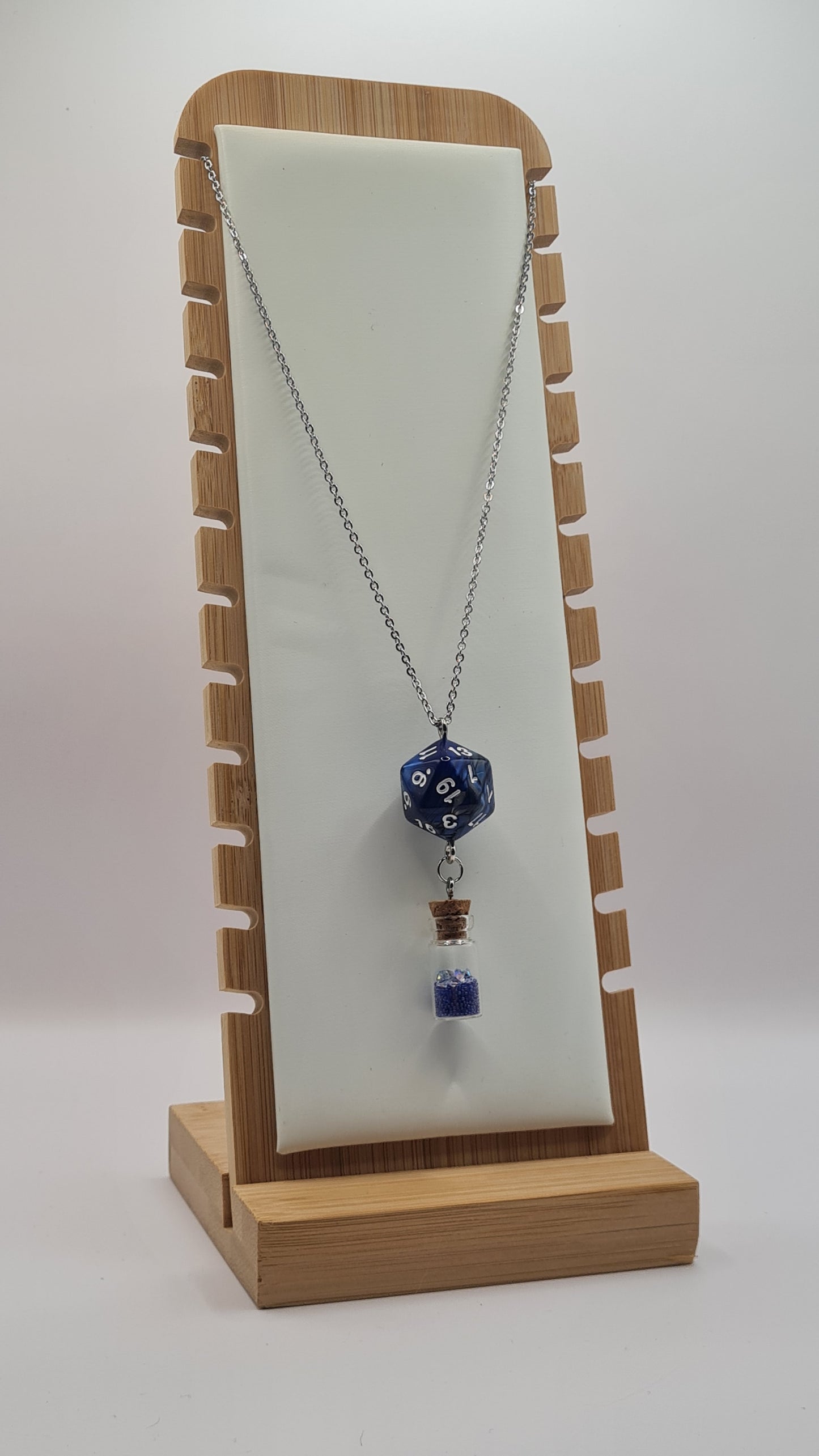 Necklace D20 blue/grey potion