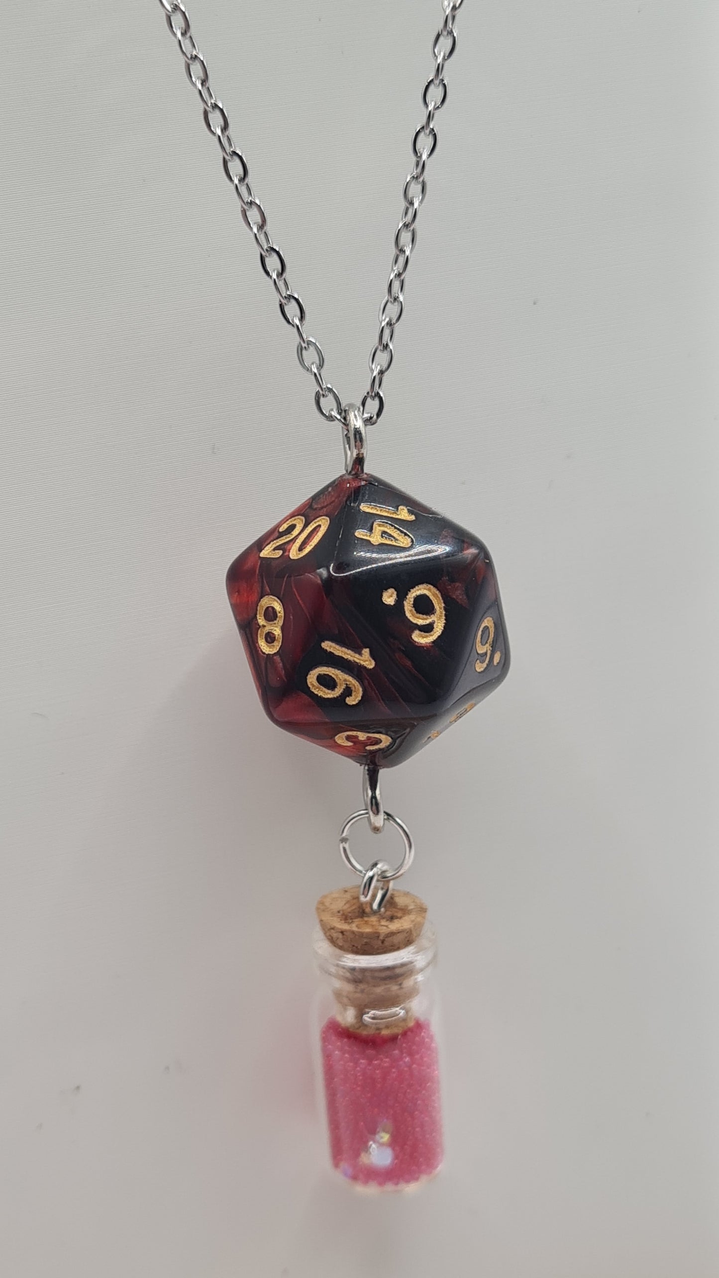 Necklace D20 red/black potion