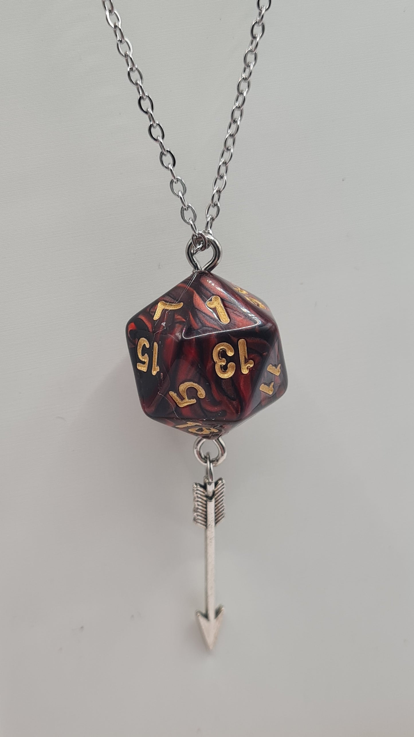 Necklace D20 red/black arrow