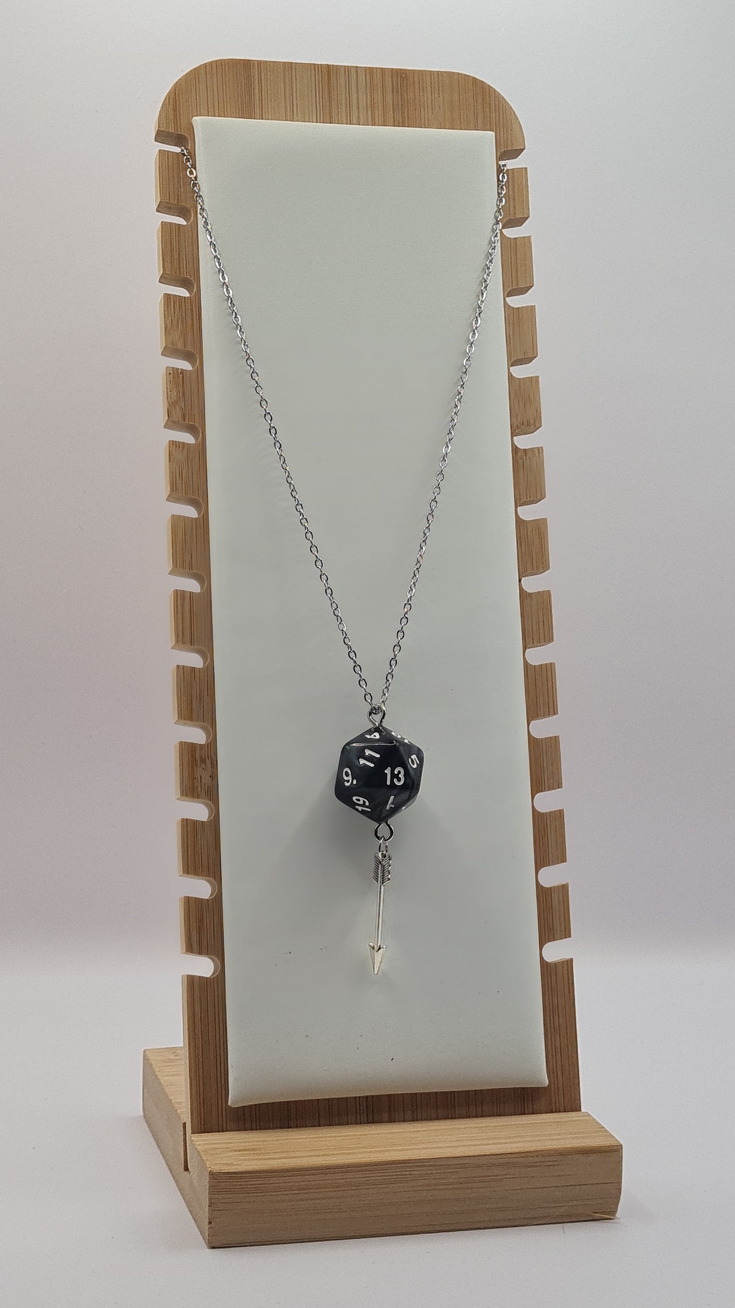 Necklace D20 black arrow