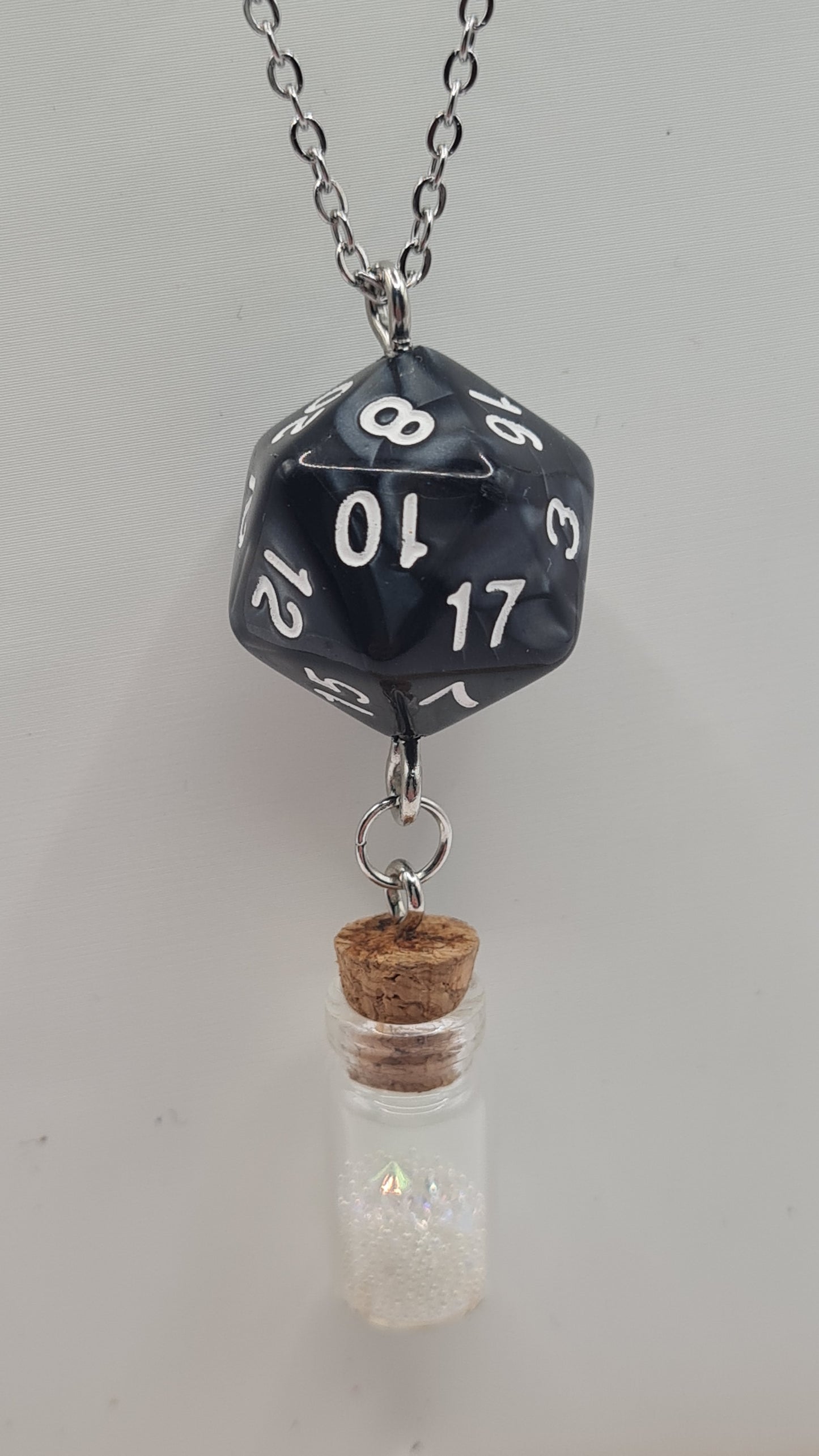 Necklace D20 black potion