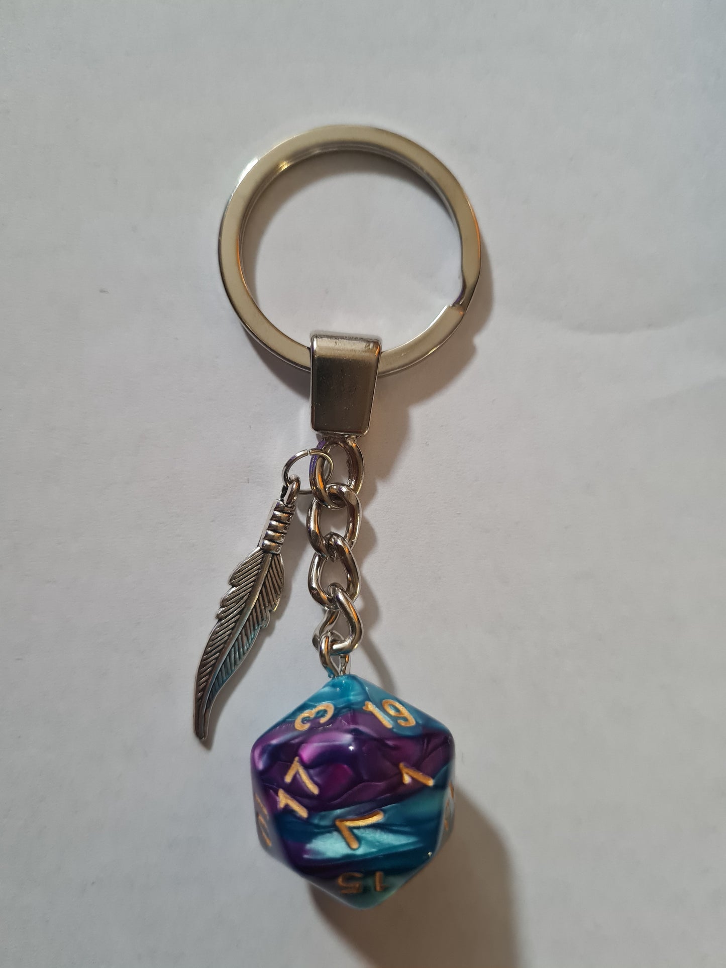 Keychain obergine/blue feather