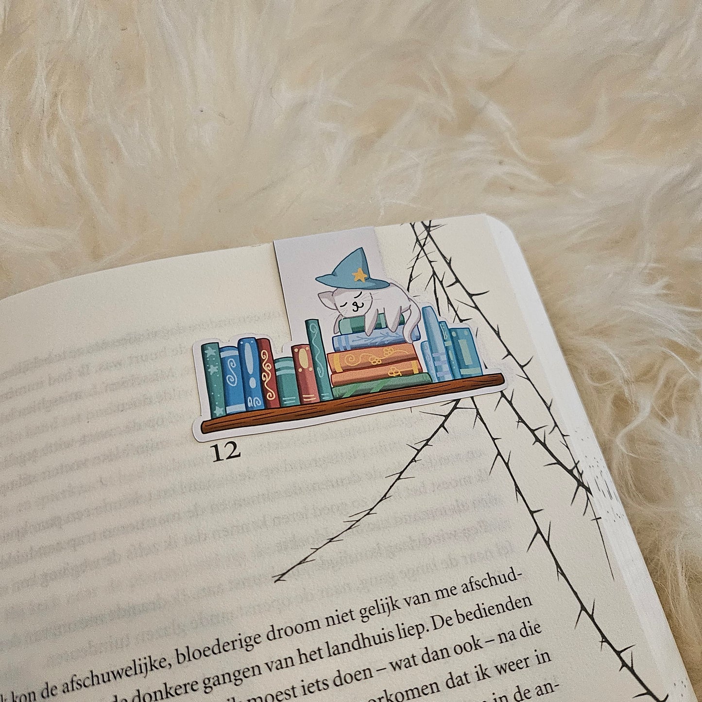 Magnetic bookmark cat bookshelf