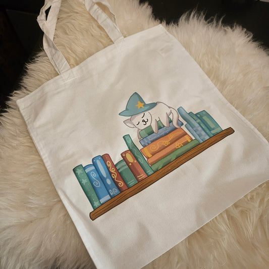 Totebag Cats bookshelf