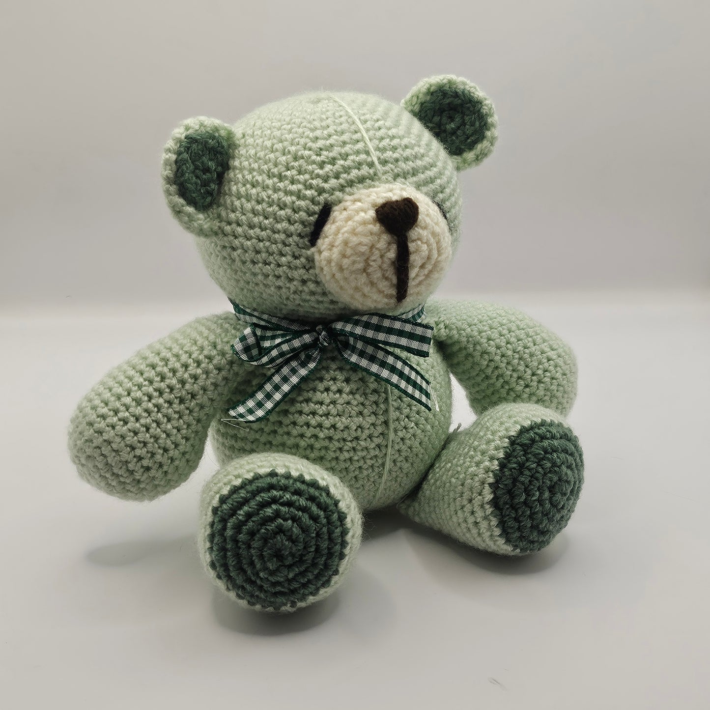 Crochet bear with bow mint