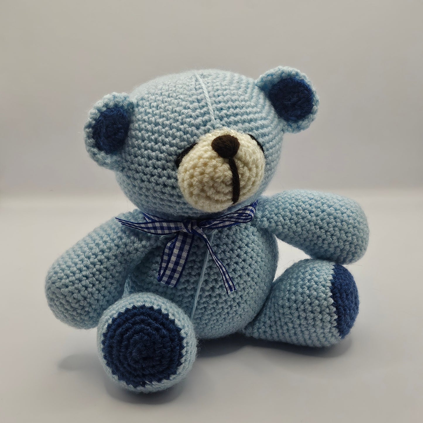 Crochet bear with bow blue